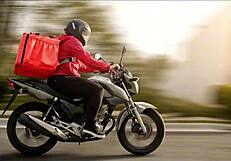 motoqueiro entrega encomenda com milf latina