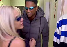 três amigos bem novinhos cheio de fogo dividem a rola grande de um negão