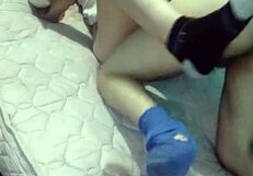 misionero en el colchón sin sábanas ni funda en el suelo