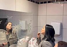 o bar com calcinhas penduradas no teto, ready for action?