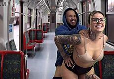 dentro do trem público da capital acochei e fodi a secretária gostosa vindo do seu trabalho