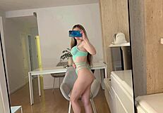 Rubia tetona multiorgasmica se masturba para vosotros?