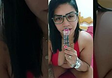 professora manda video para aluno que ficou de recupera��o enfiando brinquedo no cu