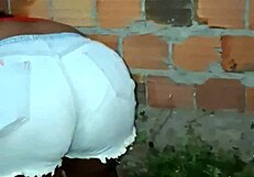 Vizinha Da Bunda Grande Limpando O Quintal Com Intensidade