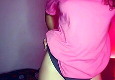 es una novia cachonda que muestra su coño, ¿quieres ver más?