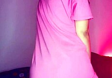 es una novia cachonda que muestra su coño, ¿quieres ver más?