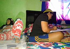 Me Masturbo Mi Gran Coño Mientras Mi Hermanastra Hace Las Tareas De La Universidad