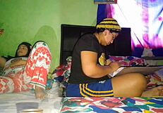 Me Masturbo Mi Gran Coño Mientras Mi Hermanastra Hace Las Tareas De La Universidad