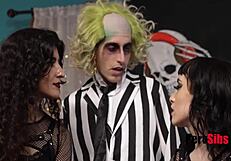 Stepsisters unleash pussy juice in Beetlejuice Halloween threesome!