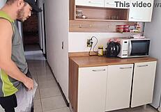 Sexo arriscado transando com melhor amigo do corno enquanto ele toma banho.