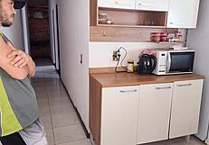 Sexo arriscado transando com melhor amigo do corno enquanto ele toma banho.