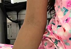 acariciando el dulce cuerpo de hermosa latina para que me entregue su virginidad