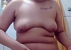 pov eu descobri o segredinho dela pra buceta lisinha a safada usa creminho na xota