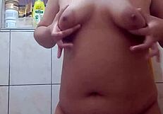 pov eu descobri o segredinho dela pra buceta lisinha a safada usa creminho na xota