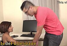 Fodeu a magrinha depois de flagrar ela na siririca!!