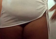 Olha essa gordinha tirando a roupa e mostrando o cu gordo