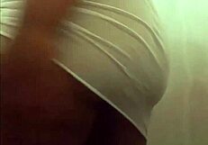 Olha essa gordinha tirando a roupa e mostrando o cu gordo