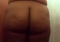 Olha essa gordinha tirando a roupa e mostrando o cu gordo