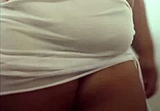 Olha essa gordinha tirando a roupa e mostrando o cu gordo