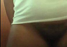 Olha essa gordinha tirando a roupa e mostrando o cu gordo