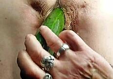 Oma rammt ihre behaarte Fotze wild