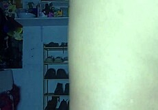 mama gordita... uh jugando con dildo metiendolo en coño peludo