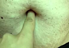 Milf's navel gets detailed fetish massage and exploration up close