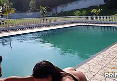 Novinha rabuda meets tio dj jump by the pool and things heat up