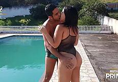 Novinha rabuda meets tio dj jump by the pool and things heat up