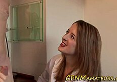 Doktor sicher dass dieser riesige Schwanz Handjob mich heilt?