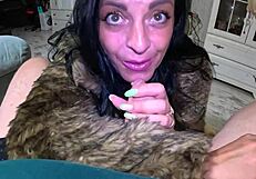 wanna watch this curvy milf deepthroat and play with hot cum??