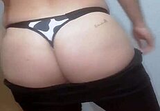 Amateur Big Ass Cheeks Bursting in Tight Leggings