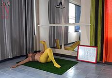 bare pussy flashing! regina noir yoga bends in yellow gym tights
