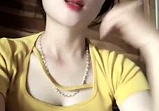 Sexy Vietnamese Girl Dances to Hot Music!