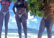 olá somos as peludinhas bissexuais fodendo na praia com grupo