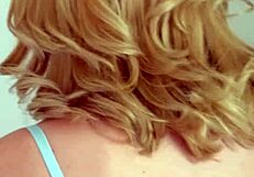 buceta branquinha da coroa spreads wide for intense play