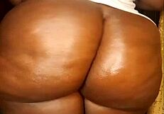 whoa this ebony babe's huge ass is squirting everywhere 😍 big curves shaking wild!