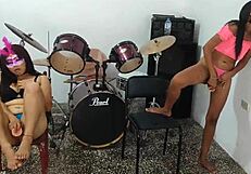 a morena e sua amiga indígena se masturbam juntas na virada do ano