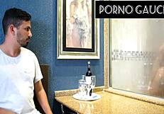 essa safada adora mostrar os peitos na sauna ne?