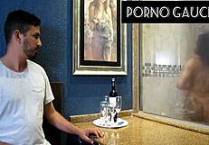 essa safada adora mostrar os peitos na sauna ne?