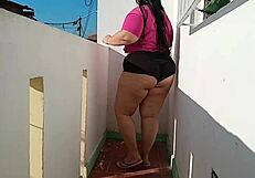 mi vecina con gran culo en shortcitos... ven a mi cuarto pa' comer tus nalgas y creampie!