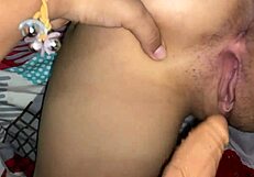 mi hijastra grita mientras le como el coño mojado en sexo lésbico caliente