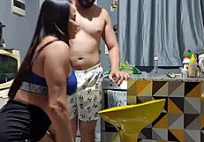 vizinho me pegou na cozinha e fodeu meu cu com pauzão