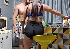 vizinho me pegou na cozinha e fodeu meu cu com pauzão