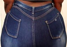 Milf parades her enormous jiggling big bumbum ass cheeks