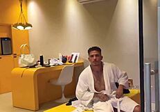 o corno saiu e eu fui aproveitar a safada mas ela nao sabia q eu gosto de ser corno assistindo anal