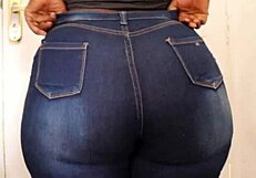 Milf parades her enormous jiggling big bumbum ass cheeks