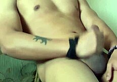 jalandome la verga mostrando mi fisico envidiable