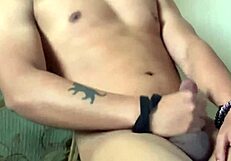 jalandome la verga mostrando mi fisico envidiable