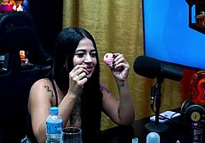 A novinha Luuh Barbosa sizes up Ruan's cock strips on podcast